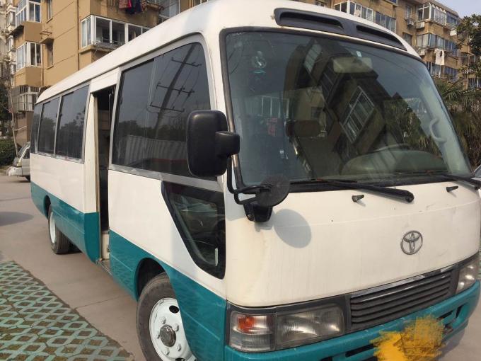 29 مقعدا تستخدم Toyota Gasoline bus محرك اليسار محرك 6 أسطوانات TOYOTA coaster bus للبيع